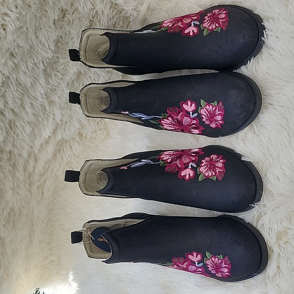 NEW JBU BY JAMBU WOMENS SIZE 6.5 MEMORY FOAM ANKLE BOOT , EMBROIDERED FLORAL .